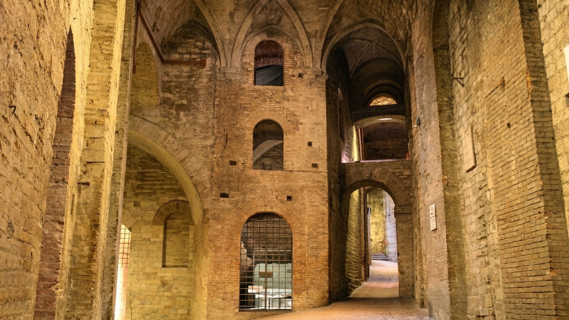 Le vie coperte e le volte in mattoni della Rocca Paolina a Perugia